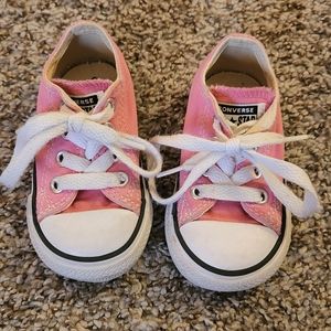 Low top pink converse